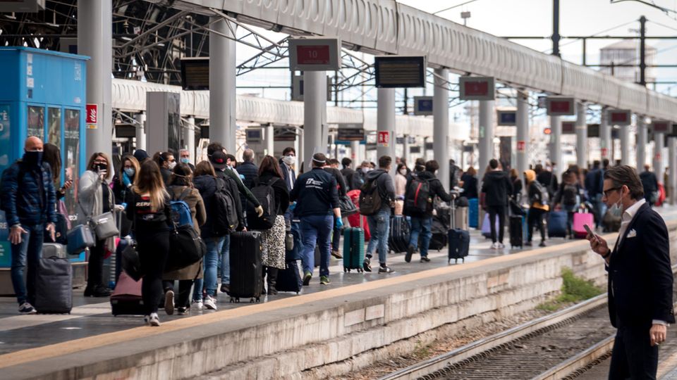 Am Mailänder Bahnhof warteten am Montagmorgen Dutzende Italiener auf Züge in Richtung Süden Am Mailänder Bahnhof warteten am Montagmorgen Dutzende Italiener auf Züge in Richtung Süden