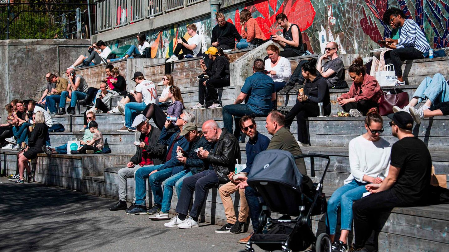 Menschen genießen das warme Wetter in Stockholm. Von social distancing kaum eine Spur. 