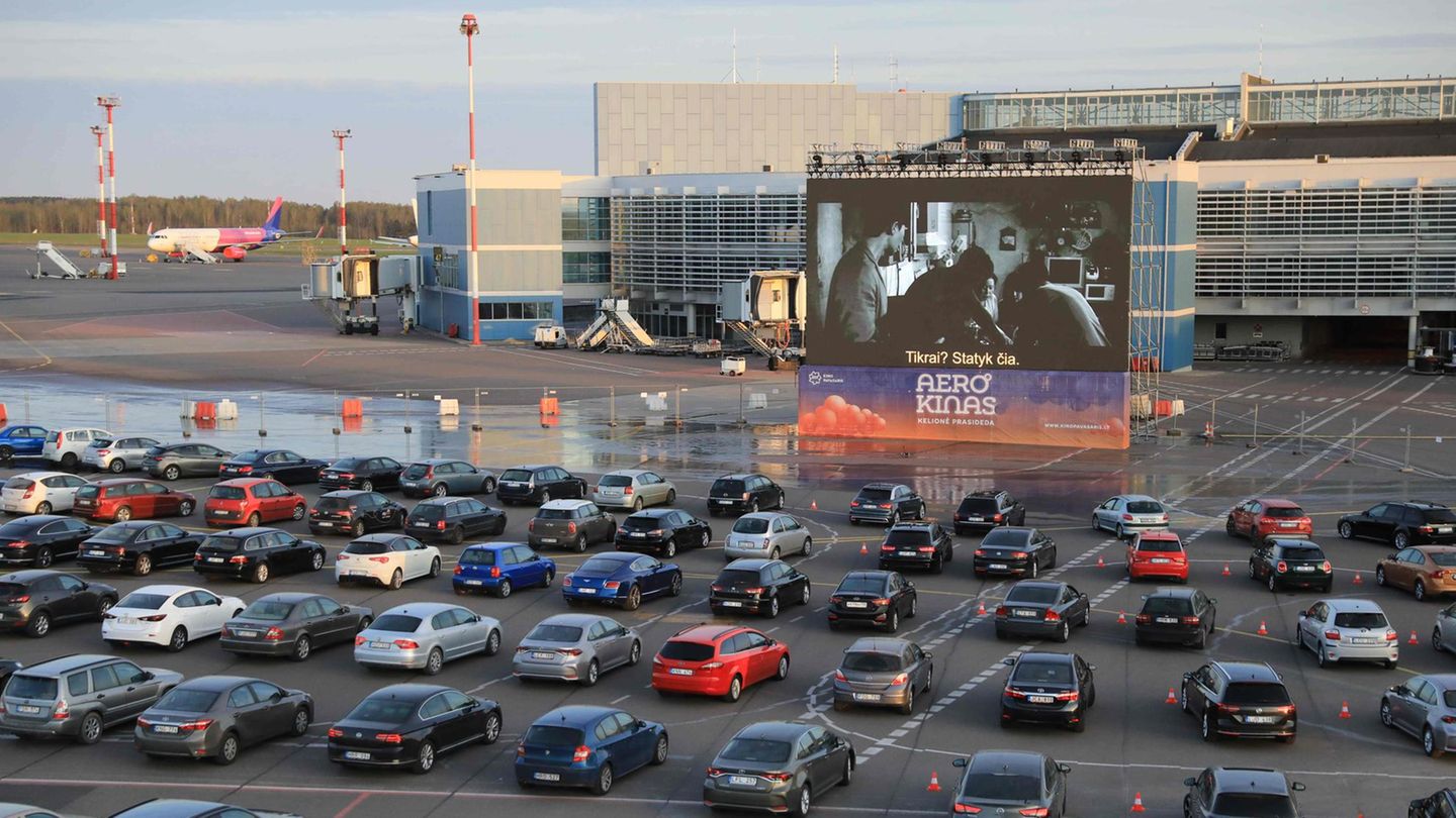 Während der Corona-Pandemie hat Litauen seinen internationalen Flughafen in der Hauptstadt Vilnius in ein Autokino verwandelt