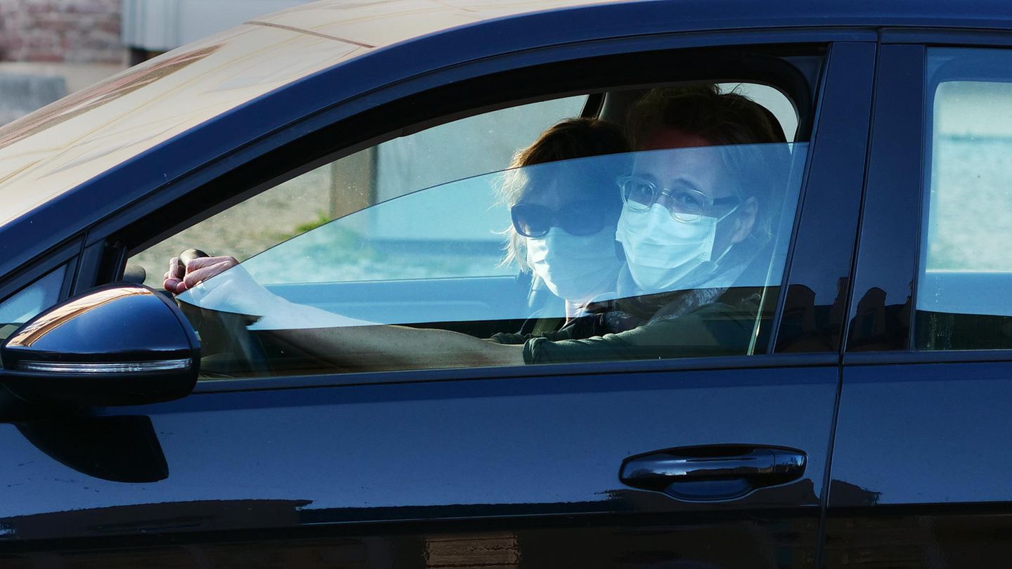 Zwei Frauen mit Mundschutz im Auto