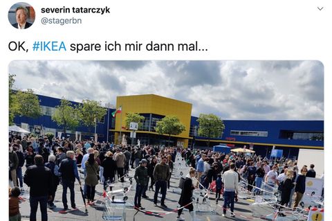 Menschenmasse vor Ikea