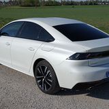 Die PHEV-Limousine kostet mindestens 50.500 Euro