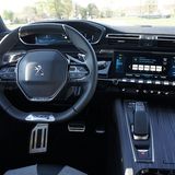 Vom Blickwinkel des Fahrers aus gesehen, liegt das virtuelle Cockpit über dem Lenkradkranz