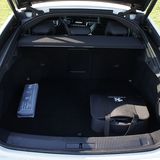 Kein Verstaufach: Das Ladekabel wird in einer Tasche im Kofferraum untergebracht