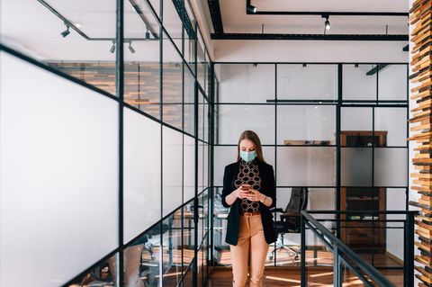 Die Gesichtsmasken machen das Entsperren des Smartphones für viele Nutzer zum Geduldsspiel (Symbolbild)
