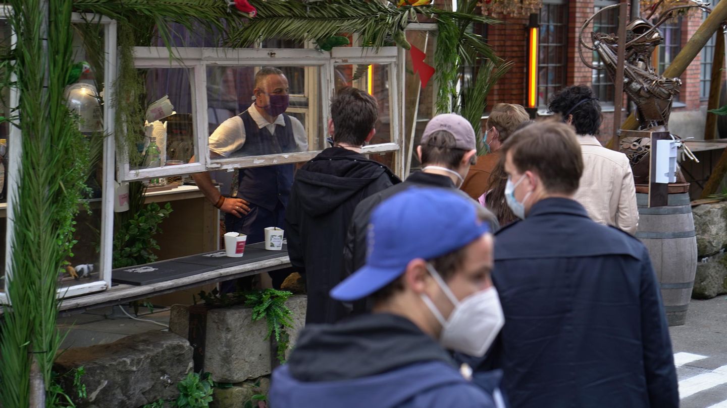 Nachtleben in Berlin: Schrott, Charme und Champagner – wie sich ein Club in Corona-Zeiten neu erfindet Nachtleben in Berlin: Schrott, Charme und Champagner – wie sich ein Club in Corona-Zeiten neu erfindet