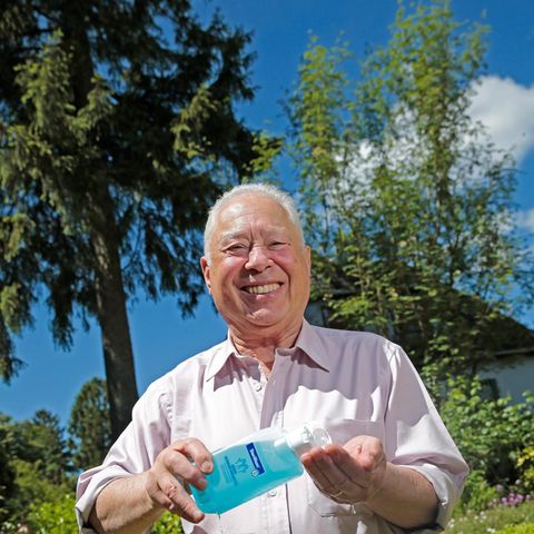 Sterillium-Erfinder Peter Kalmár im Garten seines Hamburger Hauses.