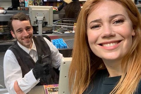 "Late Night Berlin": Palina Rojinski überrascht einen Kassierer im Supermarkt