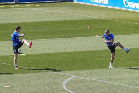 Schalkes Bastian Oczipka (l) und Schalkes Amine Harit laufen beim Training des FC Schalke über den Platz