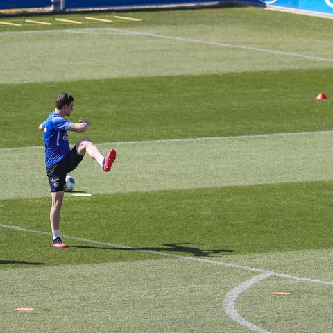 Schalkes Bastian Oczipka (l) und Schalkes Amine Harit laufen beim Training des FC Schalke über den Platz