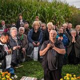 Schein oder Erscheinung?  Zweimal im Jahr ­offenbart sich im bayerischen ­Unterflossing die ­Gottesmutter. Wie hier, im September 2019, ­übermittelt sie dem Italiener ­Salvatore Caputa, einem selbst ernannten Seher, eine ­Botschaft. Zumindest behauptet Caputa das. Die Kirche ­erkennt seine Visionen nicht an