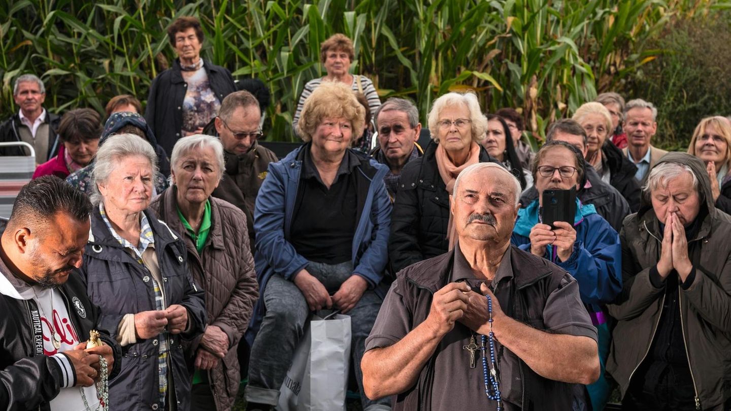 Projekt: Maria - eine Vision von Matthias Jung über Orte der Marienerscheinung in DeutschlandHier: Unterflossing, Prozession Schein oder Erscheinung? Zweimal im Jahr offenbart sich im bayerischen Unterflossing die Gottesmutter. Wie hier, im September 2019, übermittelt sie dem Italiener Salvatore Caputa, einem selbst ernannten Seher, eine Botschaft. Zumindest behauptet Caputa das. Die Kirche erkennt seine Visionen nicht an