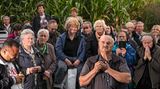 Schein oder Erscheinung?  Zweimal im Jahr ­offenbart sich im bayerischen ­Unterflossing die ­Gottesmutter. Wie hier, im September 2019, ­übermittelt sie dem Italiener ­Salvatore Caputa, einem selbst ernannten Seher, eine ­Botschaft. Zumindest behauptet Caputa das. Die Kirche ­erkennt seine Visionen nicht an