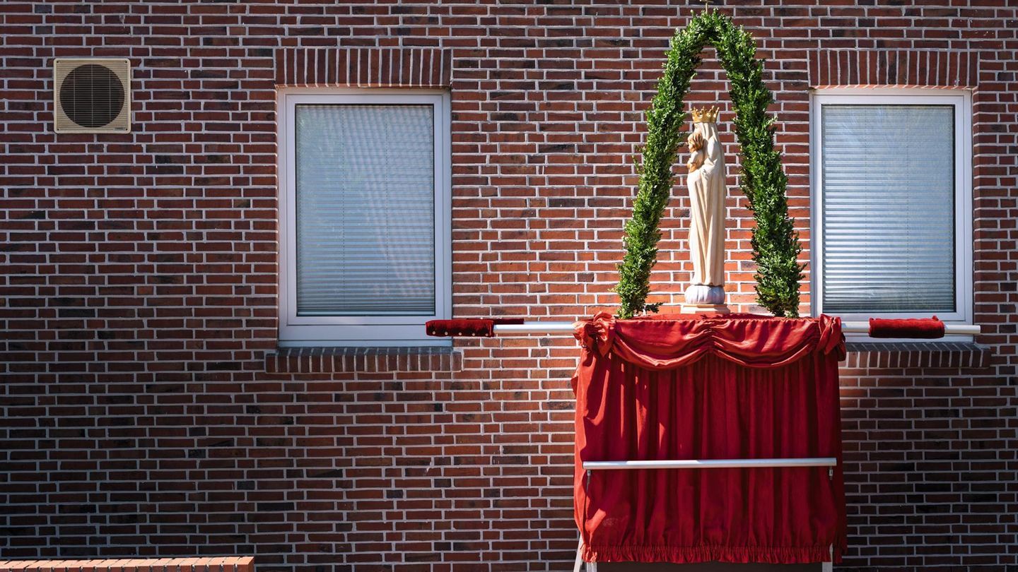 Eine ikonische Skulptur Marias