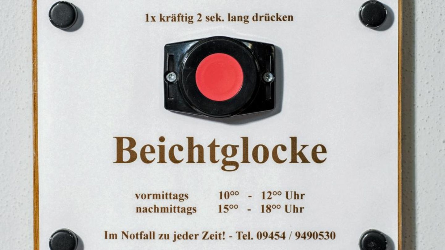 Beichtklingel an einem Beichtstuhl der Wallfahrtskirche „Maria Schnee“ in Aufhausen, bei Regensburg Eine Beichtklingel