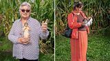 Zwei Besucherinnen mit Marienskulpturen
