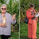 Zwei Besucherinnen mit Marienskulpturen