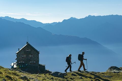 Bild 1 von 10 der Fotostrecke zum Klicken  Österreich: Erlanger Hütte  Der Anstieg zu dieser Hütte (2550 Meter) am Nordwestende des Ötztals hat es in sich: Wer auch noch dem Hausberg Wildgrat (2971 Meter) mitnimmt, hat 2000 Höhenmeter zu bewältigen.