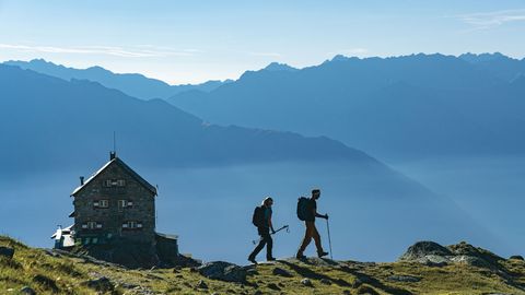 Bild 1 von 10 der Fotostrecke zum Klicken  Österreich: Erlanger Hütte  Der Anstieg zu dieser Hütte (2550 Meter) am Nordwestende des Ötztals hat es in sich: Wer auch noch dem Hausberg Wildgrat (2971 Meter) mitnimmt, hat 2000 Höhenmeter zu bewältigen.