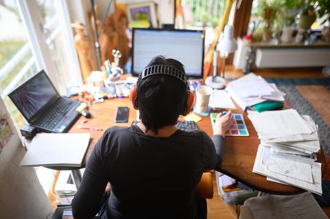 Coronavirus: Ein Mann arbeitet im Homeoffice