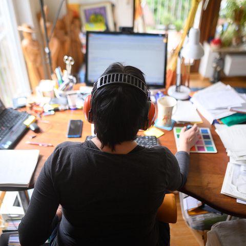 Coronavirus: Ein Mann arbeitet im Homeoffice