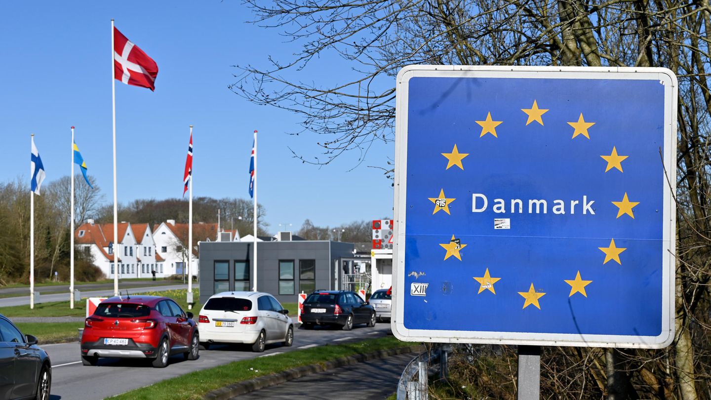 Autos fahren zum deutsch-dänischen Grenzübergang in Richtung Norden