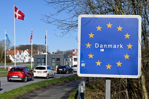 Autos fahren zum deutsch-dänischen Grenzübergang in Richtung Norden