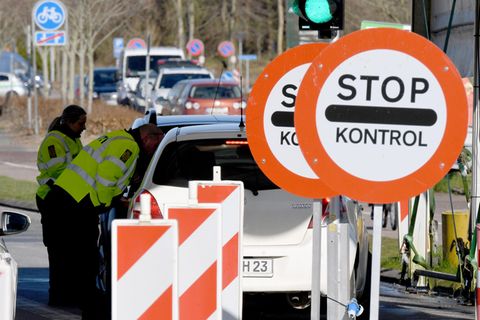 Polizisten kontrollieren am deutsch-dänischen Grenzübergang in Richtung Norden fahrende Fahrzeuge
