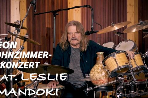 Exklusiv: Ein musikalisches "Thank You" an alle Corona-Helfer: Leslie Mandoki im NEON-Wohnzimmerkonzert