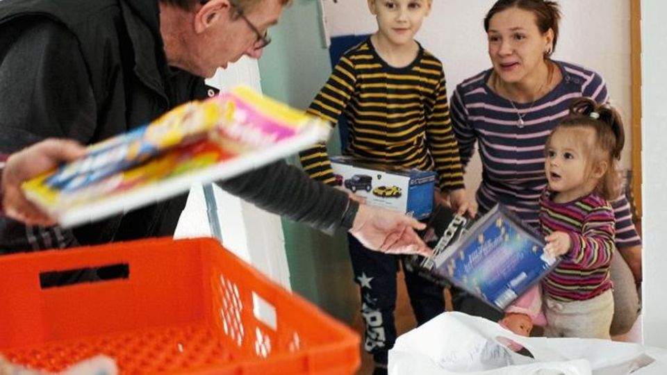 Arche-Gründer Bernd Siggelkow bringt Kindern Essen und Spielzeug Arche-Gründer Bernd Siggelkow bringt Kindern Essen und Spielzeug