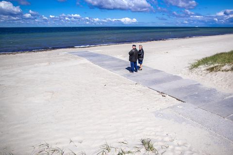 Rentnerpaar am ansonsten menschenleeren Strand in Timmendorf