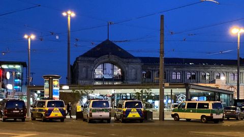 Streifenwagen und Zivilfahrzeuge der Polizei stehen auf dem Platz vor dem Hauptbahnhof in Nürnberg