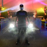 In der Mitte des Zeltes gibt es eine Gasse, links und rechts tanzen auf Podesten vier Go-Go-Girls an den Stangen