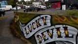 Die Mitarbeiterinnen von auch Lucky Devil liefern ihre Menüs und Drinks auch an hungrige Portlander aus – natürlich im knappen Outfit