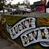 Die Mitarbeiterinnen von auch Lucky Devil liefern ihre Menüs und Drinks auch an hungrige Portlander aus – natürlich im knappen Outfit