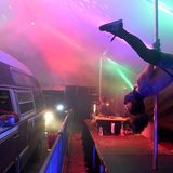 In der Krise mit neuem Konzept durchgestartet: Die Lucky Devil Lounge in Portland bietet jetzt ein Drive-thru-Zelt mit freizügigen Entertainment in der Warteschlange beim Essenabholen