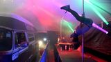 In der Krise mit neuem Konzept durchgestartet: Die Lucky Devil Lounge in Portland bietet jetzt ein Drive-thru-Zelt mit freizügigen Entertainment in der Warteschlange beim Essenabholen