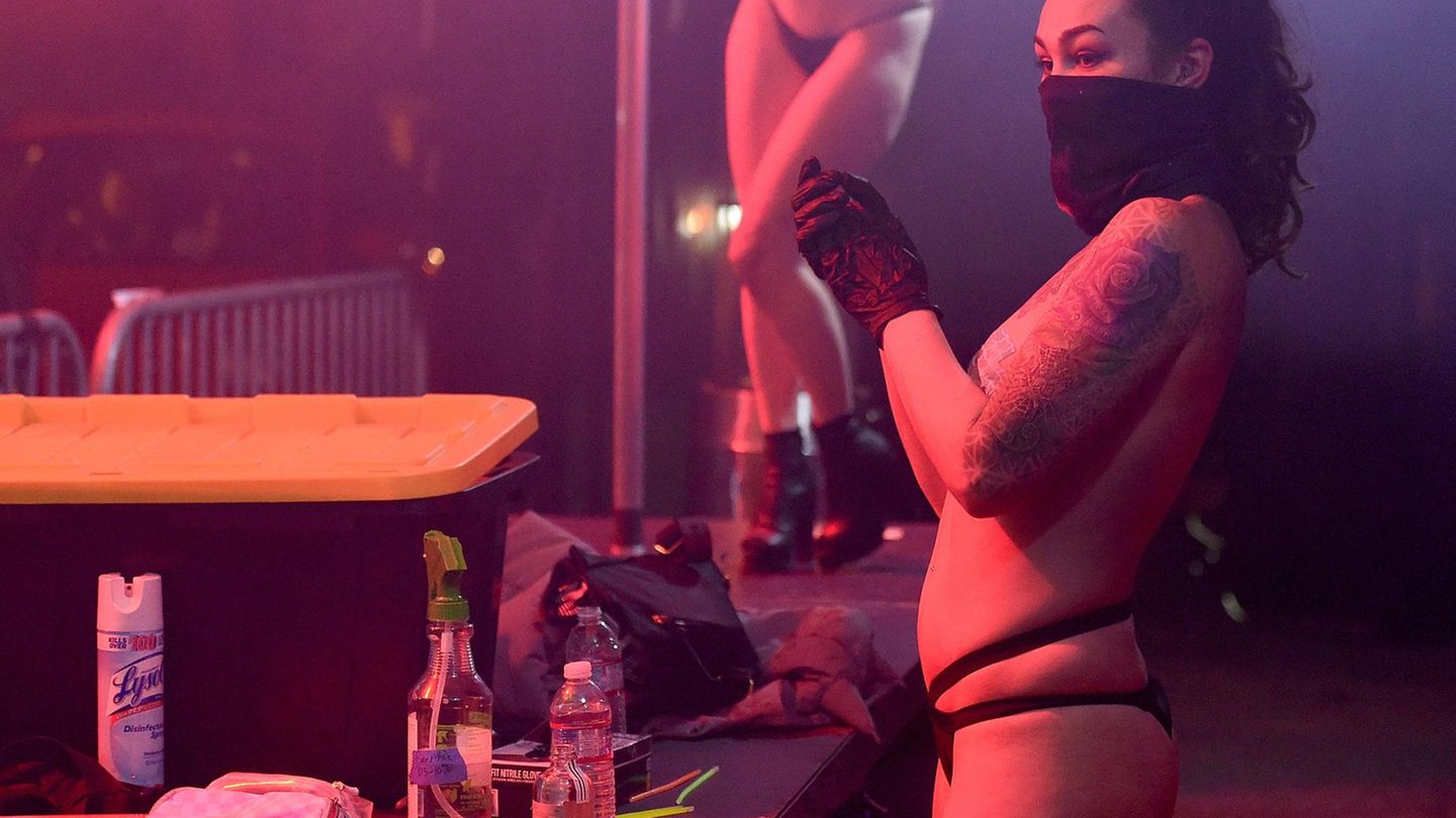 Alle Girls tragen Tanga, Handschuhe und Mundschutz. Desinfektionsmittel stehen stets griffbereit auf den Tischen