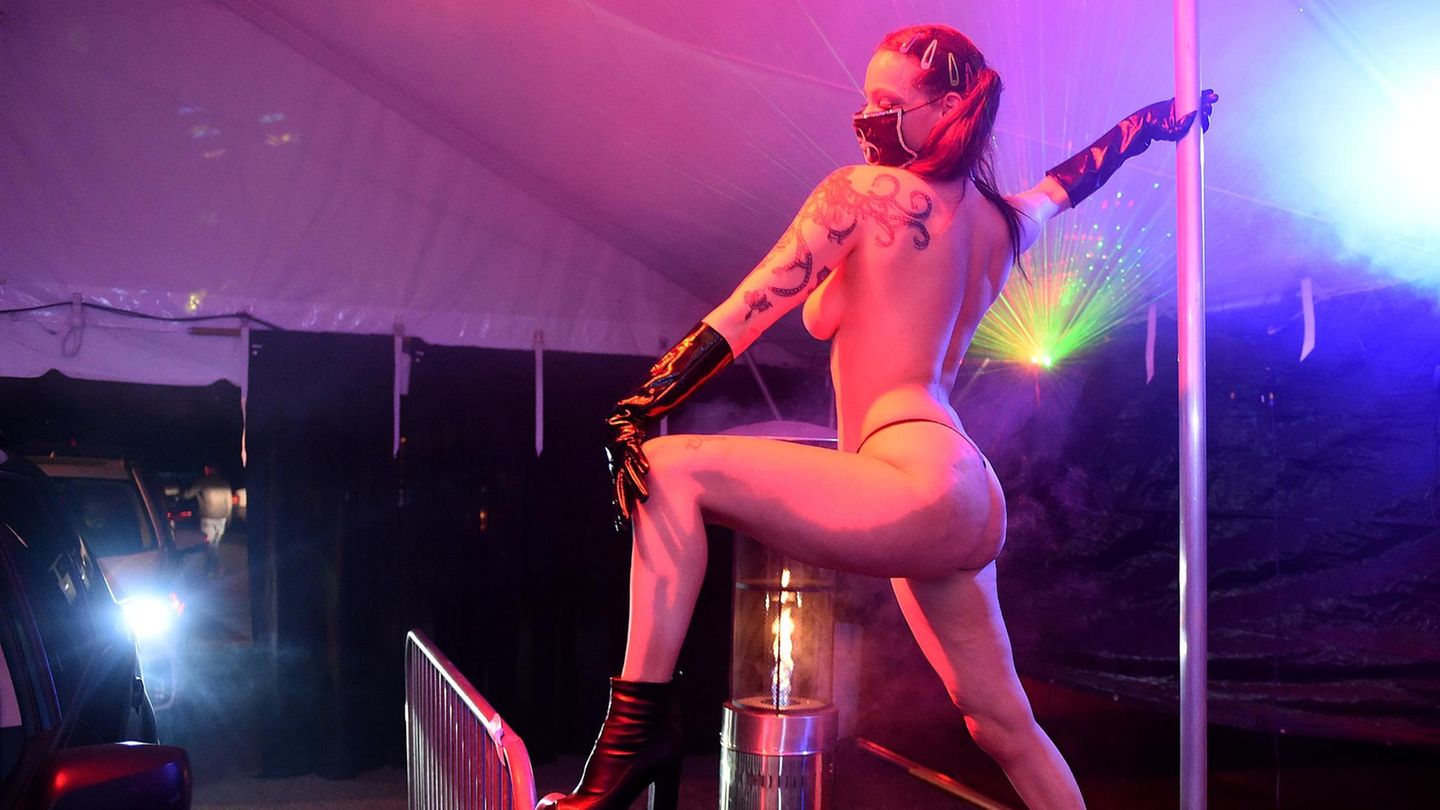 Nachdem die Gäste ihre Bestellung aufgeben haben, fahren sie ins Zelt und werden beim Warten von den Poledance-Damen unterhalten