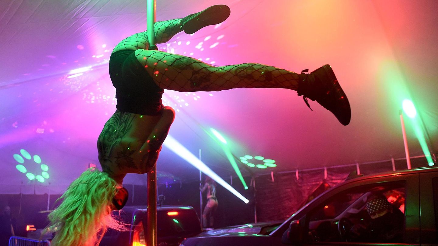 Neben den Preisen für Chicken Wings, French Fries oder "Roasted hot pepper Hummus" werden für die Show im Zelt 30 US-Dollar pro Fahrzeug und weitere Aufschläge pro Person im Auto fällig