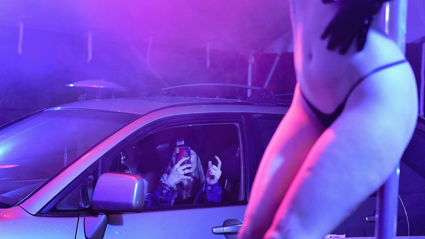 Schnell noch die Show im Bild per Handy festhalten, ehe die Hände beim Verzehr der Burger und Fritten fettig werden