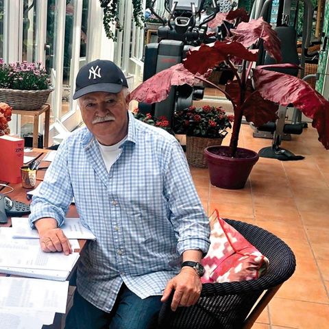 Peter Gauweiler, 70, im Wintergarten seines Hauses am Starnberger See – derzeit sein Homeoffice