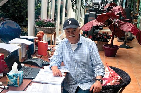 Peter Gauweiler, 70, im Wintergarten seines Hauses am Starnberger See – derzeit sein Homeoffice