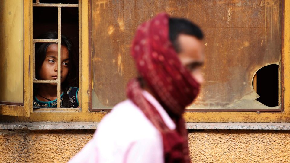 Ein Mädchen schaut aus einem Fenster einer staatlichen Schule in der indischen Hauptstadt Neu Delhi. Ein Mädchen schaut aus einem Fenster einer staatlichen Schule in der indischen Hauptstadt Neu Delhi.