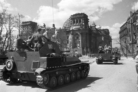 Russische Panzer vor dem Reichstag