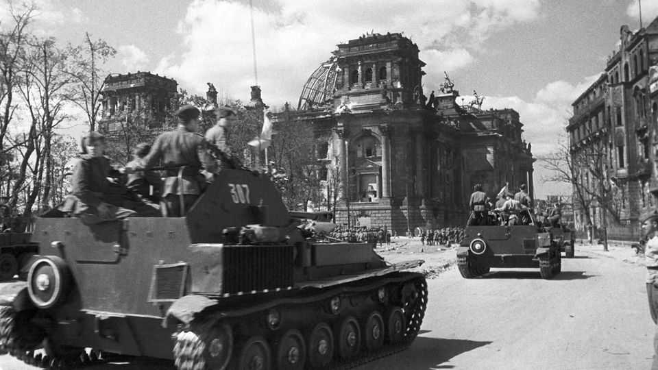 Russische Panzer vor dem Reichstag