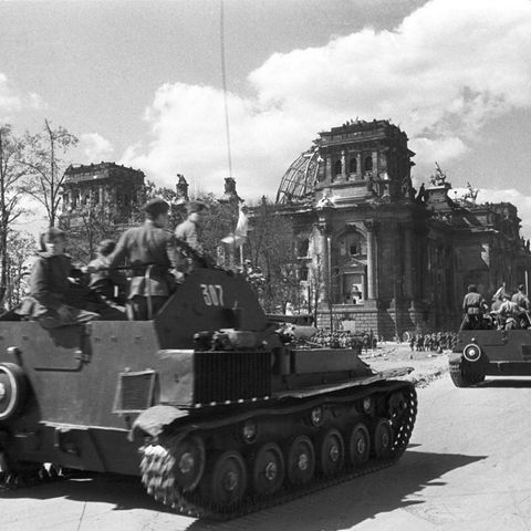 Russische Panzer vor dem Reichstag