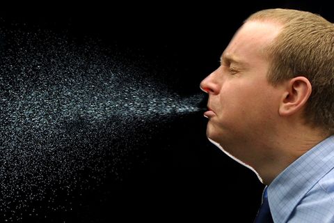 Beim Niesen fliegen viele Tröpfchen durch die Luft. So kann sich auch das Coronavirus verbreiten