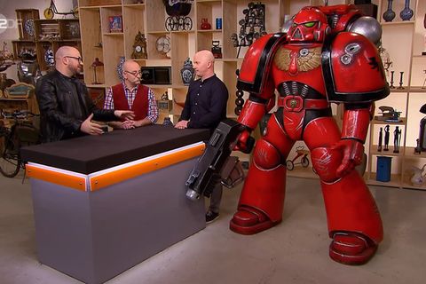 Erstaunte Gesichter bei "Bares für Rares": Experte Sven Deutschmanek erklärt Horst Lichter, was es mit dem Riesenroboter von Thomas Wilhelm auf sich hat.