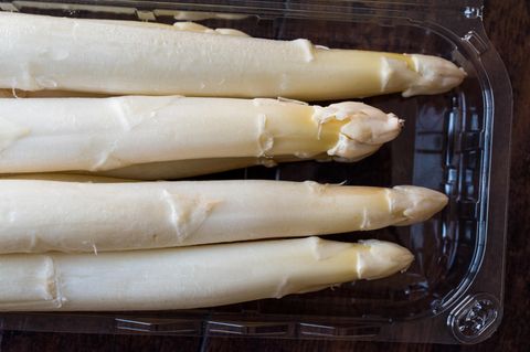 Weißer Spargel in Plastikverpackung